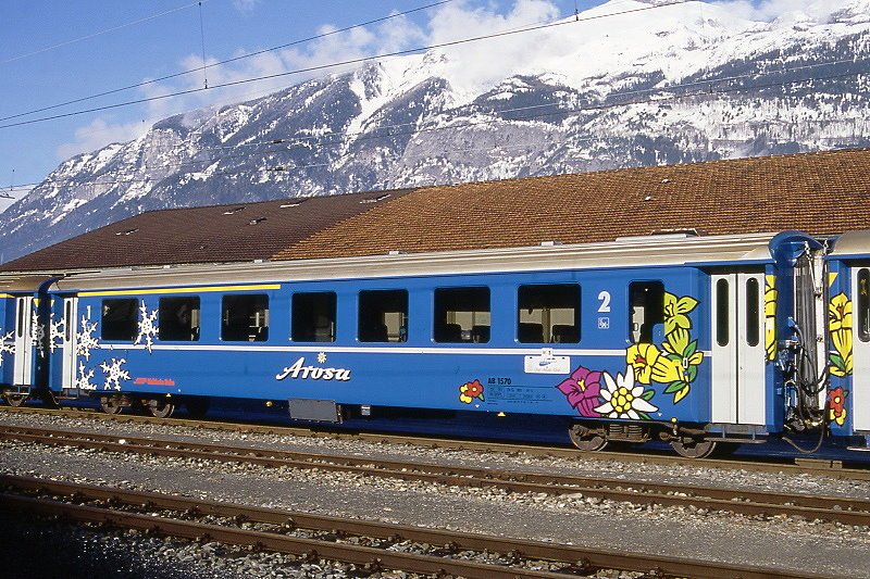 RhB - AB 1570 am 26.02.2000 in Chur - 1./2.Klasse Einheitspersonenwagen (Typ II) - bernahme 20.02.1976 - FFA/SWP - Fahrzeuggewicht 15,00t - Sitzpltze 18/28 - LP 18,50m - zulssige Geschwindigkeit 90 km/h - 3=26.11.1997 - Lackierung: Arosa-Express - Hinweis: mit Taster neben den Tren, gescanntes Dia
