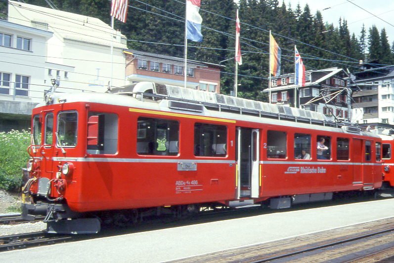 RhB - ABDe 4/4 486 II am 11.06.1993 in Arosa - Gleichstromtriebwagen Arosabahn - Baujahr 1957- SWS/BBC - 480 KW - Gewicht 43,00t - 1./2.Klasse Sitzpltze 12/24 - LP 17,77m - zulssige Geschwindigkeit 65 km/h - 2=05.07.1988 - Logo RhB in deutsch. Lebenslauf: 11/1997a - 11/1998 verkauft an Museumsbahn La Mure. Hinweis: Die Triebfahrzeugserie bestand aus 6 Fahrzeugen mit den Nummern 481II bis 486II, gescanntes Dia
