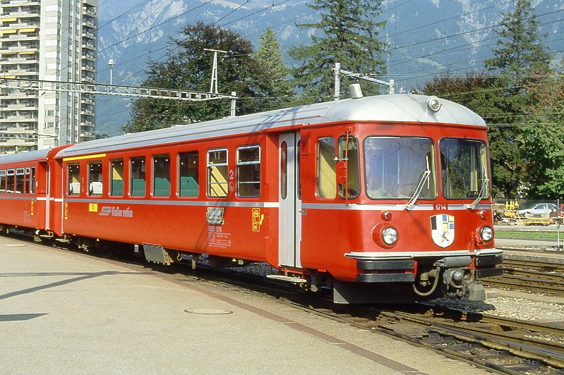 RhB - ABDt 1714 am 03.10.1990 in Landquart - 1./2.Klasse Vorortpendelzug-Steuerwagen mit Gepckabteil - bernahme 16.06.1971 - FFA/SIG/SAAS/RhB - Fahrzeuggewicht 15,00t - Sitzpltze 12/31 - LP 17,40m - zulssige Geschwindigkeit 90 km/h - Logo RhB in rhtoromanisch. Hinweis: ohne Omnibusfenster, gelbe Hinweispfeile fr Gepckabteil, Klassezahlen klein, dnne Betriebsnummern, runde Scheinwerfer
