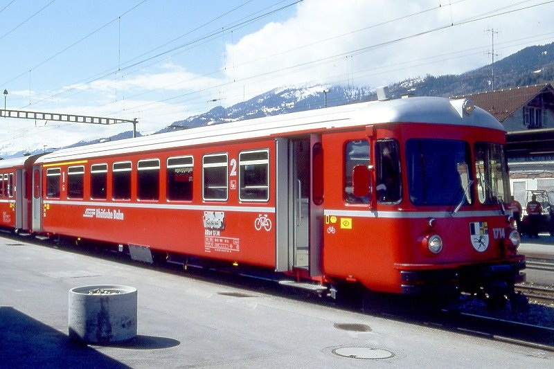 RhB - ABDt 1714 am 25.04.1999 in Landquart - 1./2.Klasse Vorortpendelzug-Steuerwagen mit Gepckabteil - bernahme 16.06.1971 - FFA/SIG/SAAS/RhB - Fahrzeuggewicht 15,00t - Sitzpltze 12/31 - Zuladung 2,00t - LP 17,40m - zulssige Geschwindigkeit 90 km/h - 3=30.01.1998 - Logo RhB in deutsch -  Hinweis: mit Omnibusfenster, Velo-Symbol fr Gepckabteil, Klassezahlen gro, dicke Betriebsnummern, runde Scheinwerfer
