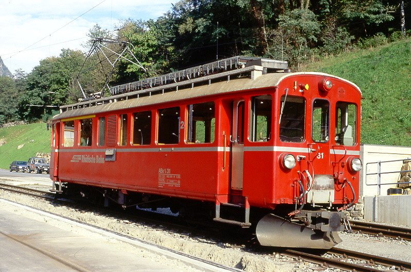 RhB - ABe 4/4 I 31 am 12.10.1999 in Campocologno - Gleichstromtriebwagen Bernina - Baujahr 1908 - SIG/Al/SAAS - 450 KW - Gewicht 30,00t - 1./2.Klasse Sitzpltze 12/27 - LP 13,93m - zulssige Geschwindigkeit 55 km/h - 3=31.12.1981 1=24.04.1998 - Logo RhB in deutsch - Lebenslauf: ex BB BCe 4/4 1 - 1943 RhB BCe 4/4 1 - 1947 BCe 4/4 31 - 1964 ABe 4/4 31. Hinweis: die Triebfahrzeugserie bestand ursprnglich aus 14 Fahrzeugen mit den Nummern 1 bis 14
