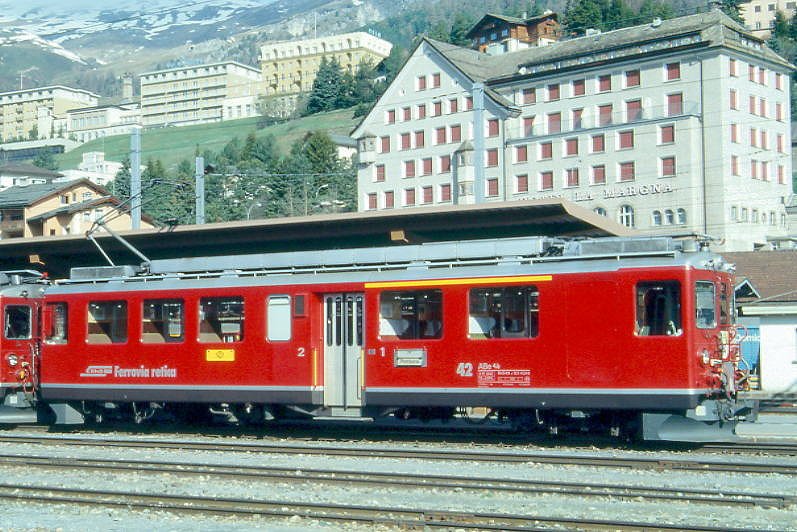 RhB - ABe 4/4 II 42 am 10.05.1994 in St.Moritz - Gleichstromtriebwagen Bernina - Baujahr 1964 - SWS/BBC/MFO/SAAS - 680 KW - Gewicht 41,00t - 1./2.Klasse Sitzpltze 12/24 - LP 16,54m - zulssige Geschwindigkeit 55 km/h - 3=27.04.1983 2=26.06.1991 - Logo RhB in italienisch. Hinweis: Die Triebfahrzeugserie besteht aus 9 Fahrzeugen mit den Nummern 41 bis 49, gescanntes Dia
