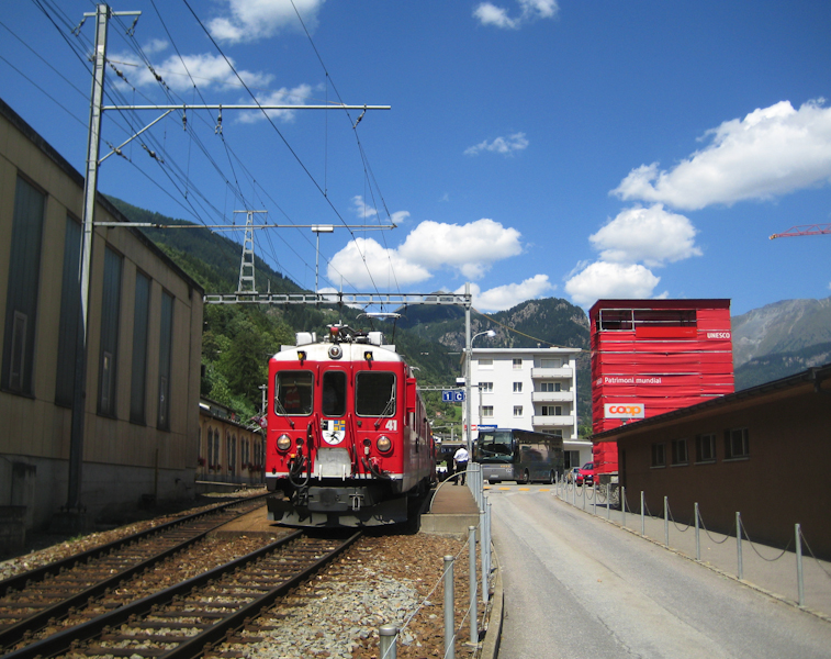 RhB ABe 4/4 II Nr. 41 am 18. August 2009 in Poschiavao. Der Zug fuhr weiter in Richtung Tirano.