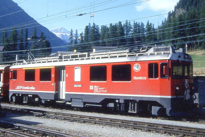 RhB - ABe 4/4 III 55  DIAVOLEZZA   am 01.09.1993 in Pontresina - Drehstromtriebwagen Bernina - bernahme 11.08.1990 - SWA/SIG/ABB - 1016 KW - Gewicht 50,00t - 1./2.Klasse Sitzpltze 12/16 - LP 16,89m - zulssige Geschwindigkeit 65 km/h - Logo RhB in italienisch. Hinweis: Die Triebfahrzeugserie besteht aus 6 Fahrzeugen mit den Nummern 51 bis 56, gescanntes Dia
