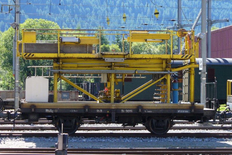 RhB - Abgestellter Dienstwagen Xk 9019 im Bahnhofsareal von Samedan am 25.08.2007
