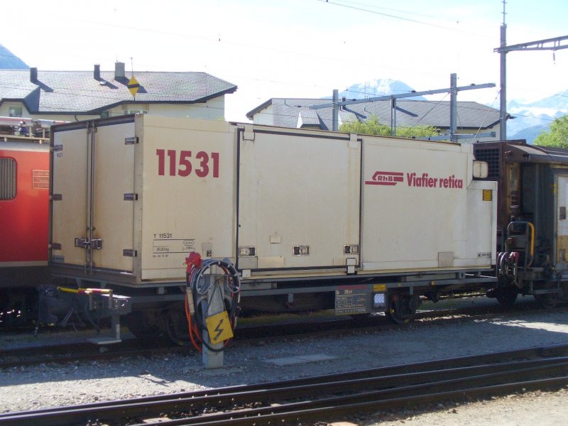 RhB - Abgestellter Gterwagen Lb 7859 mit RhB Container 11531 im Bahnhof von Samedan am 25.08.2007