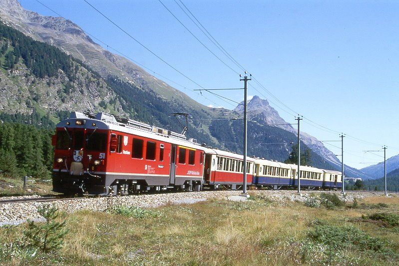 RhB - Alpin-Classic-Pullman-Express 3462 fr Graubnden Tours von Pontresina nach St.Moritz am 28.08.1998 bei Punt Muragl mit Triebwagen ABe 4/4 III 51 - As 1141 - As 1144 - As 1143 - D 4062. Hinweis: As 1141 noch in alter Lackierung, gescanntes Dia.
