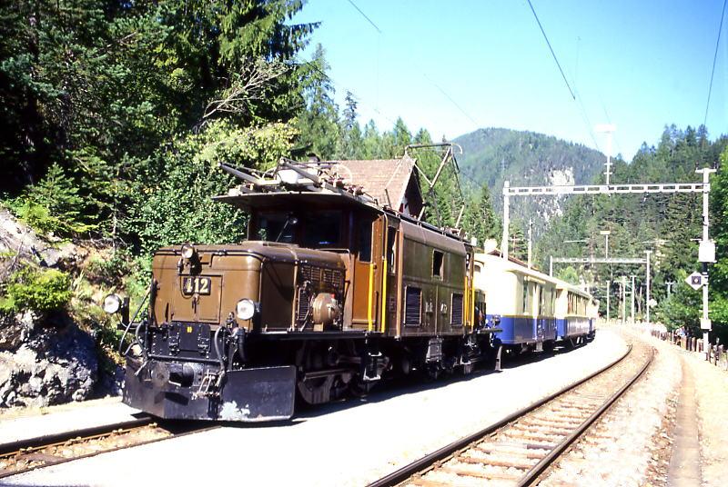 RhB ALPIN CLASSIC PULLMAN EXPRESS fr GRAUBNDEN TOURS von Klosters nach St.Moritz am 25.08.2000 in Wiesen mit Oldtimer-E-Lok Ge 6/6I 412 - D 4062 - As 1143 - As 1144 - As 1142 - As 1141.
