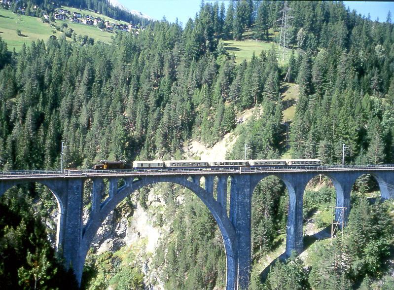 RhB ALPIN CLASSIC PULLMAN EXPRESS fr GRAUBNDEN TOURS von Klosters nach St.Moritz am 25.08.2000 auf Wiesener Viadukt mit Oldtimer-E-Lok Ge 6/6I 412 - D 4062 - As 1143 - As 1144 - As 1142 - As 1141.
