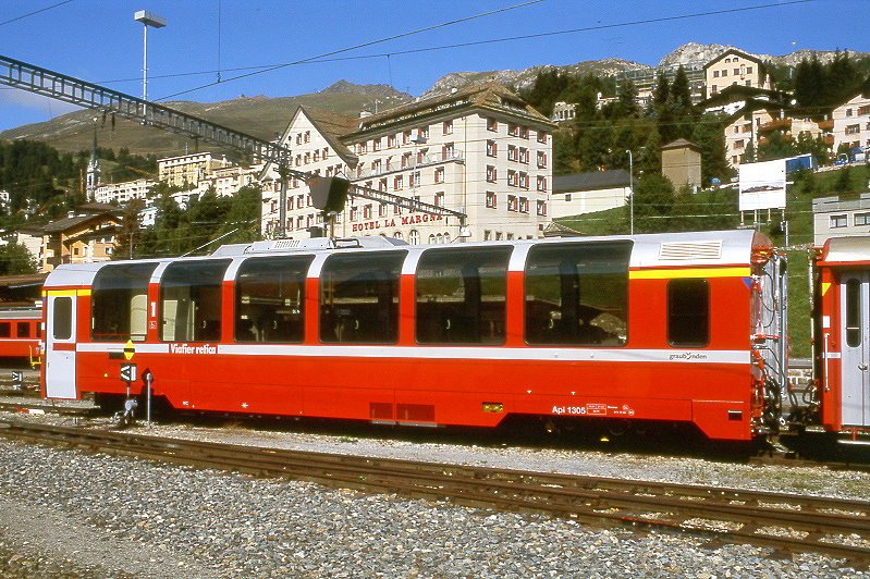 RhB - Api 1305 am 31.08.2007 in St.Moritz - 1.Klasse Panoramawagen fr Berninabahn - bernahme 20.02.2007 - St - Fahrzeuggewicht 18,00t - Sitzpltze 28 - LP 16,50m - zulssige Geschwindigkeit 90 km/h - Logo Graubnden RhB in rtoromanisch. Hinweis: gelber Fenstergurt nur an den Enden, Kennzeichnung an den Ecken blau

