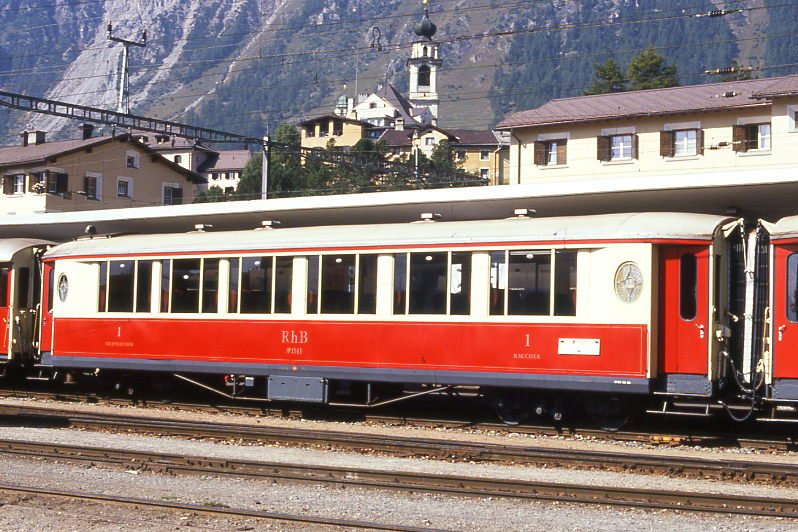 RhB - As 1141 am 23.09.1989 in Samedan - Historischer 1.Klasse Salonwagen 4-achsig - Baujahr 1931 - SIG - Fahrzeuggewicht 18,00t - Sitzpl�tze 32 - L�P 16,40m - zul�ssige Geschwindigkeit 90 km/h - �=03.03.1989 - Lebenslauf: exMOB AB4� 103 - 1939 RhB AB4� 241 - 1956 As4� 1241 - 1964 As 1141. Hinweis: noch creme/weinrote Lackierung, gescanntes Dia
