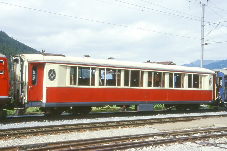RhB - As 1141 am 30.08.1998 in Langwies - Historischer 1.Klasse Salonwagen 4-achsig - Baujahr 1931 - SIG - Fahrzeuggewicht 18,00t - Sitzpl�tze 32 - L�P 16,40m - zul�ssige Geschwindigkeit 90 km/h - �2=23.06.1995 - Lebenslauf: exMOB AB4� 103 - 1939 RhB AB4� 241 - 1956 As4� 1241 - 1964 As 1141. Hinweis: noch creme/weinrote Lackierung, gescanntes Dia
