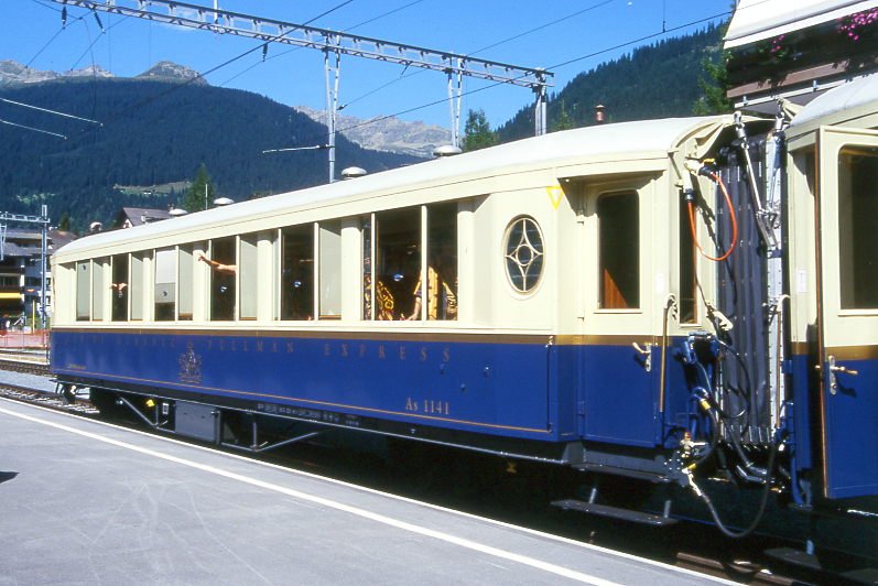 RhB - As 1141 am 25.08.2000 in Klosters - Historischer 1.Klasse Salonwagen 4-achsig ALPINE CLASSIC PULLMAN EXPRESS - Baujahr 1931 - SIG - Fahrzeuggewicht 20,00t - Sitzpl�tze 32 - L�P 16,40m - zul�ssige Geschwindigkeit 90 km/h - �3=25.10.1999 - Lebenslauf: exMOB AB4� 103 - 1939 RhB AB4� 241 - 1956 As4� 1241 - 1964 As 1141. Hinweis: gescanntes Dia
