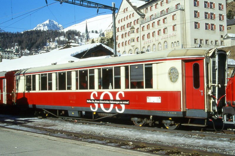 RhB - As 1142 am 02.03.1997 in St.Moritz - Historischer 1.Klasse Salonwagen 4-achsig - Baujahr 1931 - SIG - Fahrzeuggewicht 18,00t - Sitzpltze 32 - LP 16,40m - zulssige Geschwindigkeit 90 km/h - 3=03.02.1984 1=03.06.1990 - Lebenslauf: exMOB AB4 104 - 1939 RhB AB4 242 - 1956 As4 1242 - 1964 As 1142. Hinweis: noch creme/weinrote Lackierung, Werbeaufkleber SOS, gescanntes Dia
