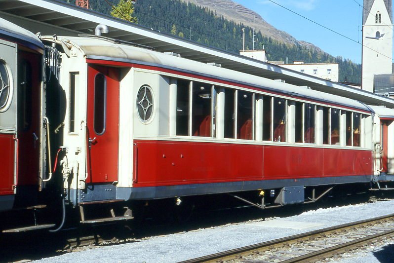 RhB - As 1142 am 25.10.1997 in Davos Platz - Historischer 1.Klasse Salonwagen 4-achsig - Baujahr 1931 - SIG - Fahrzeuggewicht 18,00t - Sitzpltze 32 - LP 16,40m - zulssige Geschwindigkeit 90 km/h - 3=03.02.1984 1=03.06.1990 - Lebenslauf: exMOB AB4 104 - 1939 RhB AB4 242 - 1956 As4 1242 - 1964 As 1142. Hinweis: noch creme/weinrote Lackierung, gescanntes Dia
