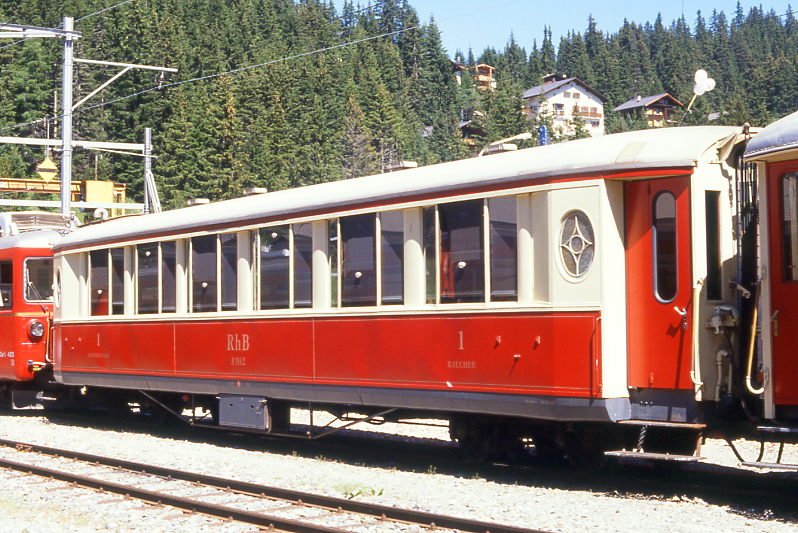 RhB - As 1142 im Juli 1989 in Arosa - Historischer 1.Klasse Salonwagen 4-achsig - Baujahr 1931 - SIG - Fahrzeuggewicht 18,00t - Sitzpltze 32 - LP 16,40m - zulssige Geschwindigkeit 90 km/h - 3=03.02.1984 - Lebenslauf: exMOB AB4 104 - 1939 RhB AB4 242 - 1956 As4 1242 - 1964 As 1142. Hinweis: noch creme/weinrote Lackierung, gescanntes Dia
