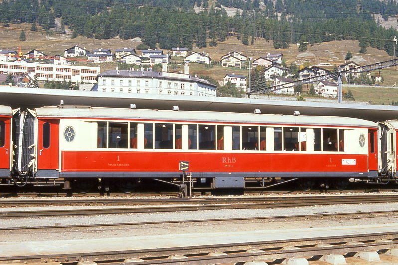 RhB - As 1144 am 23.09.1989 in Samedan - Historischer 1.Klasse Salonwagen 4-achsig - Baujahr 1931 - SIG - Fahrzeuggewicht 18,00t - Sitzpltze 32 - LP 16,40m - zulssige Geschwindigkeit 90 km/h - 3=22.04.1983 - Lebenslauf: exMOB AB4 106 - 1939 RhB AB4 244 - 1956 As4 1244 - 1964 As 1144. Hinweis: gescanntes Dia
