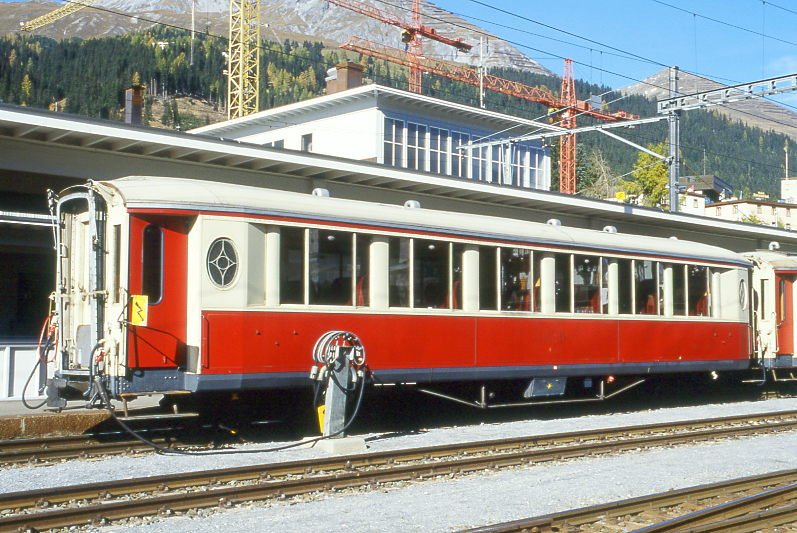 RhB - As 1144 am 25.10.1997 in Davos Platz - Historischer 1.Klasse Salonwagen 4-achsig - Baujahr 1931 - SIG - Fahrzeuggewicht 18,00t - Sitzpltze 32 - LP 16,40m - zulssige Geschwindigkeit 90 km/h - 3=22.04.1983 2=01.02.1996 - Lebenslauf: exMOB AB4 106 - 1939 RhB AB4 244 - 1956 As4 1244 - 1964 As 1144. Hinweis: gescanntes Dia
