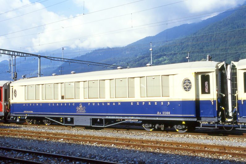 RhB - As 1144 am 27.08.1998 in Landquart - Historischer 1.Klasse Salonwagen 4-achsig - Baujahr 1931 - SIG - Fahrzeuggewicht 20,00t - Sitzpltze 32 - LP 16,40m - zulssige Geschwindigkeit 90 km/h ALPINE CLASSIC PULLMAN EXPRESS - 3=30.06.1998 - Lebenslauf: exMOB AB4 106 - 1939 RhB AB4 244 - 1956 As4 1244 - 1964 As 1144. Hinweis: gescanntes Dia
