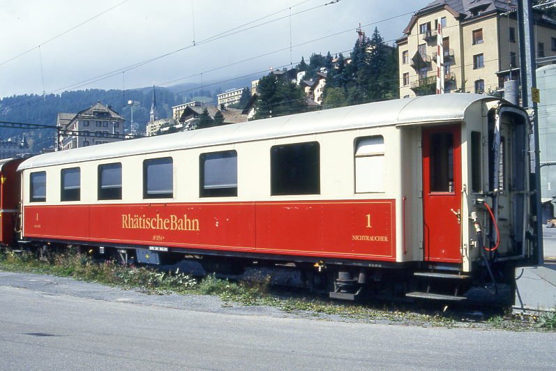RhB - As 1154 am 07.09.1994 in St.Moritz - Historischer 1.Klasse Salonwagen 4-achsig mit Seitengang - Baujahr 1930 - SIG - Fahrzeuggewicht 25,00t - Sitzpltze 35 - LP 16,44m - zulssige Geschwindigkeit 90 km/h - 2=25.09.1992 - Lebenslauf: ex A4 54 - 1956 A4 1154 - 1964 A 1154 1986 As 1154 - 2000 leihweise Deutsches Museum Mnchen. Hinweis: gescanntes Dia
