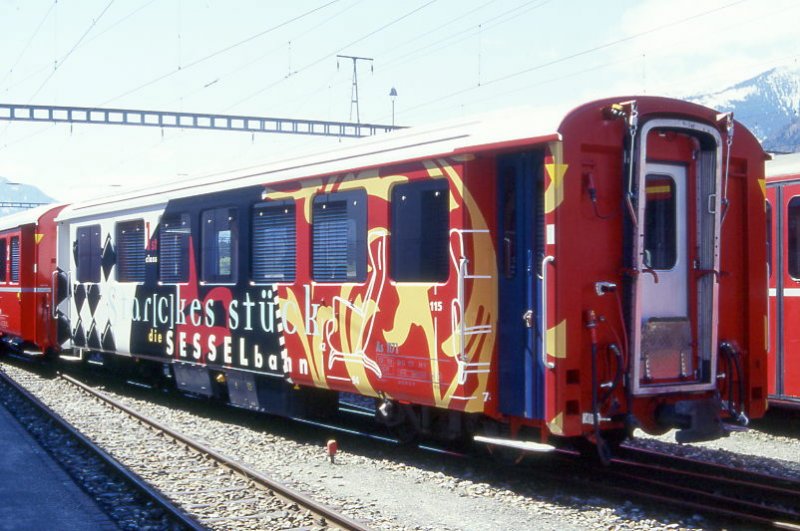 RhB - As 1171 I am 25.04.1999 in Landquart - 1.Klasse Salonwagen 4-achsig Star[c]kes Stck - bernahme 02.08.1968 - FFA/SWP/RhB - Fahrzeuggewicht 13,00t - Sitzpltze 15 - LP 14,91m - zulssige Geschwindigkeit 90 km/h - 2=16.04.1992 - Lebenslauf: ex AB 1546 - 10/1998 As 1171 I - 07/2002 AB 1546. Hinweis: verkrzter Berninabahn Einheitswagen Typ I, die Fahrzeugserie besteht aus 6 Wagen mit den Nummern 1541 bis 1546, gescanntes Dia
