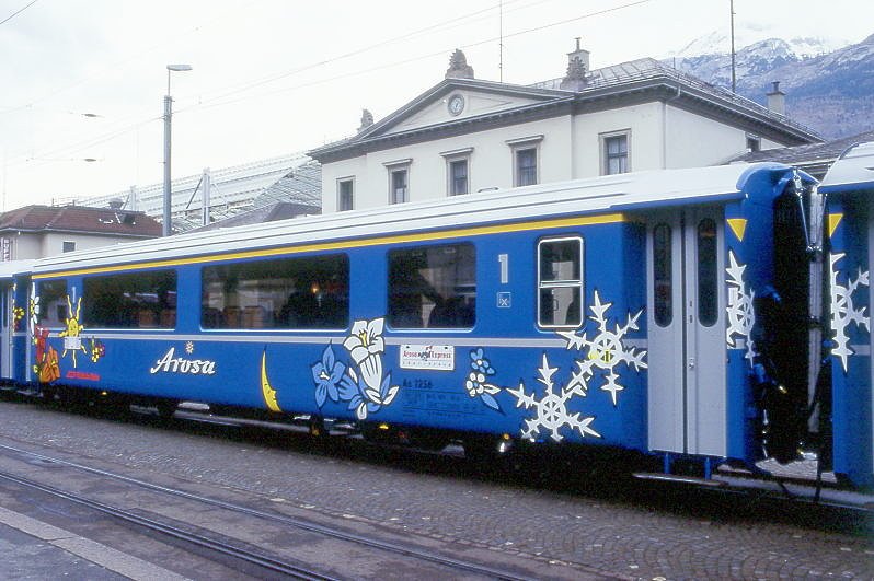 RhB - As 1256 am 29.11.1997 in Chur - 1.Klasse Salonwagen Arosa-Express, verk�rzter Einheitspersonenwagen Typ I - �bernahme 31.05.1968 - FFA/SIG - Fahrzeuggewicht 15,00t - Sitzpl�tze 36, Stehpl�tze 30 - L�P 16,97m - zul�ssige Geschwindigkeit 90 km/h - �3=28.11.1997 - Logo RhB in deutsch. Hinweis: Taster neben den T�ren, Klassezahlen gro�, hoher Anschriftenblock, dicke Betriebsnummern - Lebenslauf: ex A 1256 - 28.11.1997 As 1256 Salonwagen Arosa-Express - Hinweis: gescanntes Dia
