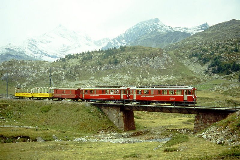 RhB Aussichtswagen-Extrazug 3962 fr RHTIA TOURS von Alp Grm nach Pontresina am 30.08.1996 auf Brcke kurz vor Bernina Lagalb mit Triebwagen ABe 4/4 I 34 - ABe 4/4 I 30 - D 4035 - B 2093 - B 2097. Hinweis: Die beiden Triebwagen sind inzwischen in gelb umlackiert, gescanntes Dia.

