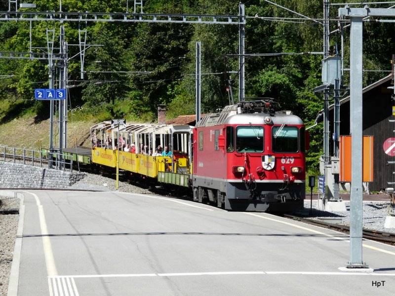 RhB - Aussichtswagenzug der Lok Ge 4/4 629 und 1 Schutzwagen und 3 Aussichtswagen und am Schluss nochmals ein Schutzwagen  bei der einfahrt in den Bahnhof von Filisur am 26.07.2009