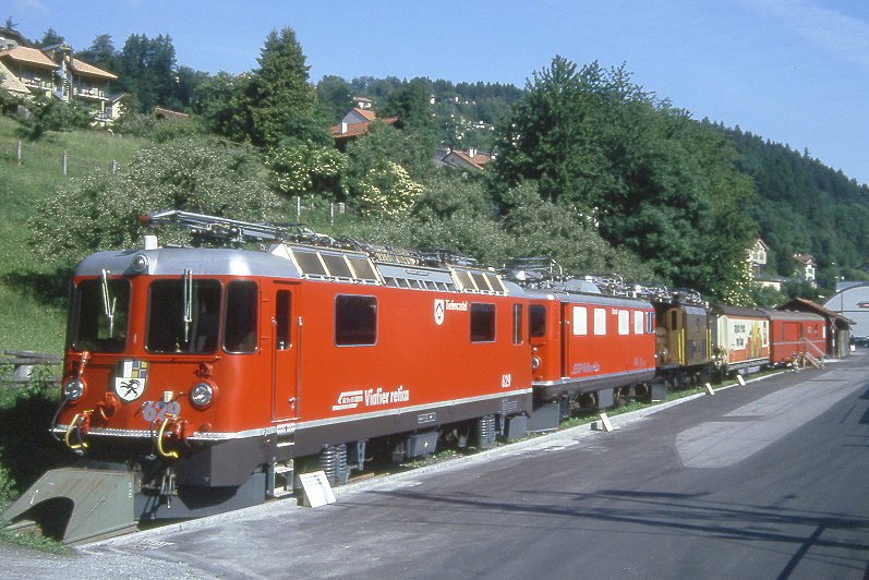 RhB Ausstellungszug am 05.06.1993 in Thusis mit Ge 4/4 II 629 - Ge 4/4 I 610 - Ge 6/6 1 411 - Haiqy 5162 - Z 97. Hinweis: gescanntes Dia
