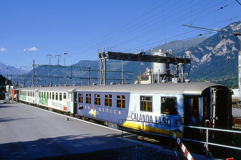 RhB - Ausstellungszug A&M ELEKTRONIK-SCHROT-RECYGLING am 26.08.1998 in Thusis mit WRs 3821 - B 2226 - B 2228 - Gbkv 5603 - Xk 9044 - Hinweis: Stromversorgung �ber Heizwagen, gescanntes Dia
