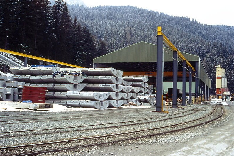 RhB - AVN ArgeVereinaNord Baustelle am 30.03.1996 in Selfranga - Lagerhalle und Lagerplatz mit Betonsegmenten des Vereina-Tunnel - Hinweis: gescanntes Dia
