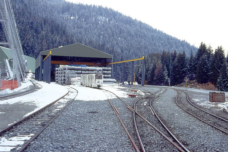 RhB - AVN ArgeVereinaNord Baustelle am 30.03.1996 in Selfranga - Blick auf Baustelleneinrichtung mit Gleisanlagen und Shuttle-Zug fr Tunnel-Arbeiter und Besucher - Hinweis: gescanntes Dia
