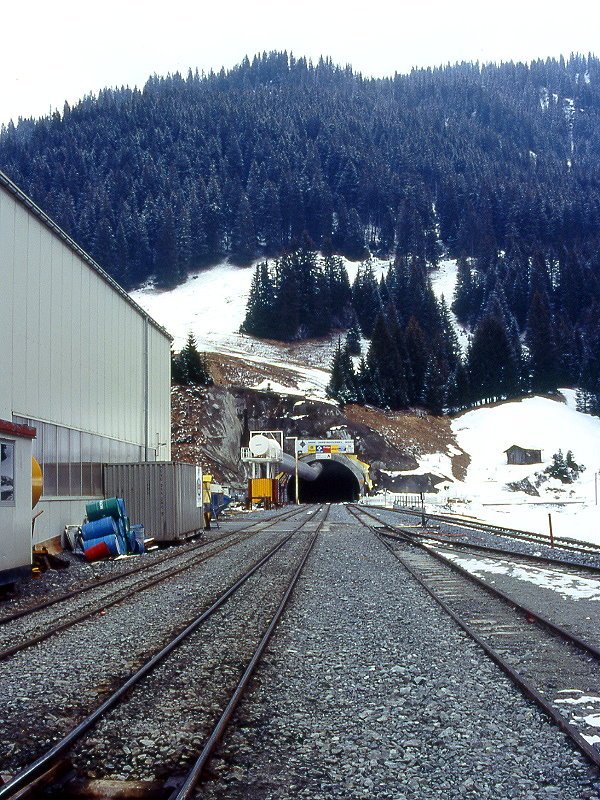 RhB - AVN ArgeVereinaNord Baustelle am 30.03.1996 in Selfranga - Blick auf Vereina-Tunnel-Portal Nord zur Zeit des Tunnelbaus. Ganz rechts das Gleis nach Klosters - Hinweis: gescanntes Dia
