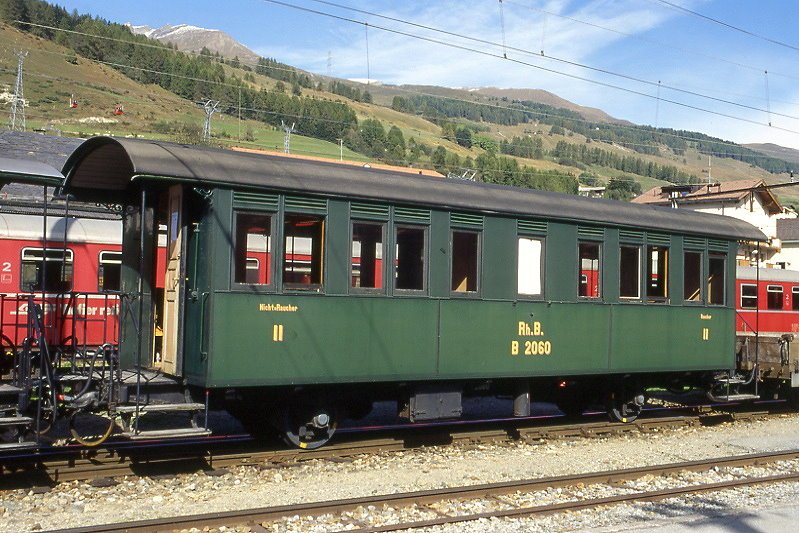RhB - B� 2060 am 10.10.1999 in Scuol - 2. Klasse historischer Personenwagen 2-achsig - Baujahr 1908 - Rast - Gewicht 8,84t - Sitzpl�tze 44 - L�P 11,07m - zul�ssige Geschwindigkeit 60 km/h - �2=03.03.1995 - Lebenslauf: ex C 260 - 1911 C 2060 - 1956 B 2060 - 1964 B� 2060 - 1972 Historisches Fahrzeug
