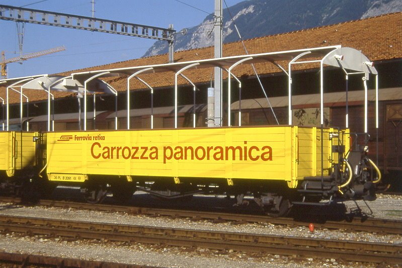 RhB - B 2091 am 13.06.1991 in Chur - 2. Klasse offener Aussichtswagen 2-achsig mit Lenkachsen und 1 offenen Plattform - Baujahr 1908 bernahme 12.06.1981- SIG/RhB - Gewicht 6,00t - Sitzpltze 36 - LP 8,94m - zulssige Geschwindigkeit 60 km/h - 2=25.06.1986 - RhB - Logo in italienisch, noch ohne Anschriftenfeld, ohne Kennzeichnung an den Ecken - Lebenslauf: ex BB L 301 - 1929 M 407 - 1943 RhB M 7125 - 1969 Kkl 7125 - 12.06.1981 B 2091.
