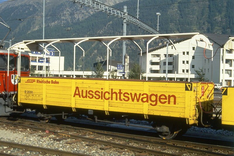 RhB - B 2091 am 07.09.1994 in Samedan - 2. Klasse offener Aussichtswagen 2-achsig mit Lenkachsen und 1 offenen Plattform - Baujahr 1908 bernahme 12.06.1981- SIG/RhB - Gewicht 6,00t - Sitzpltze 36 - LP 8,94m - zulssige Geschwindigkeit 60 km/h - 2=31.01.1992 - RhB - Logo in deutsch, mit Anschriftenfeld, mit Kennzeichnung an den Ecken - Lebenslauf: ex BB L 301 - 1929 M 407 - 1943 RhB M 7125 - 1969 Kkl 7125 - 12.06.1981 B 2091.
