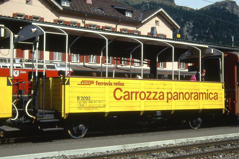 RhB - B 2093 am 30.08.1993 in Pontresina - 2. Klasse offener Aussichtswagen 2-achsig, 1 offenen Plattform - Baujahr 1908 bernahme 18.06.1981- SIG/RhB - Gewicht 6,00t - Sitzpltze 36 - LP 8,94m - zulssige Geschwindigkeit 60 km/h - 2=20.01.1992 - RhB - Logo in italienisch, mit Anschriftenfeld, mit Kennzeichnung an den Ecken - Griffstangen unten schwarz -  Lebenslauf: ex BB L 306 - 1929 M 410 - 1943 RhB M 7127 - 1969 Kkl 7127 - 18.06.1981 B 2093.
