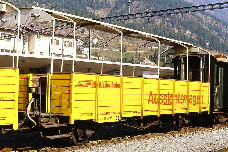 RhB - B 2095 am 24.08.1989 in Samedan - 2. Klasse offener Aussichtswagen 2-achsig, 1 offenen Plattform - Baujahr 1926 bernahme 27.05.1986 - SIG/RhB - Gewicht 6,00t - Sitzpltze 40 - LP 9,34m - zulssige Geschwindigkeit 60 km/h - RhB - Logo in deutsch, ohne Anschriftenfeld, ohne Kennzeichnung an den Ecken - Griffstangen unten schwarz - noch ohne Lenkachsen -  Lebenslauf: ex BB L 385 - 1943 RhB L 6065 - 1969 Ek 6065 - 27.05.1986 B 2095.
