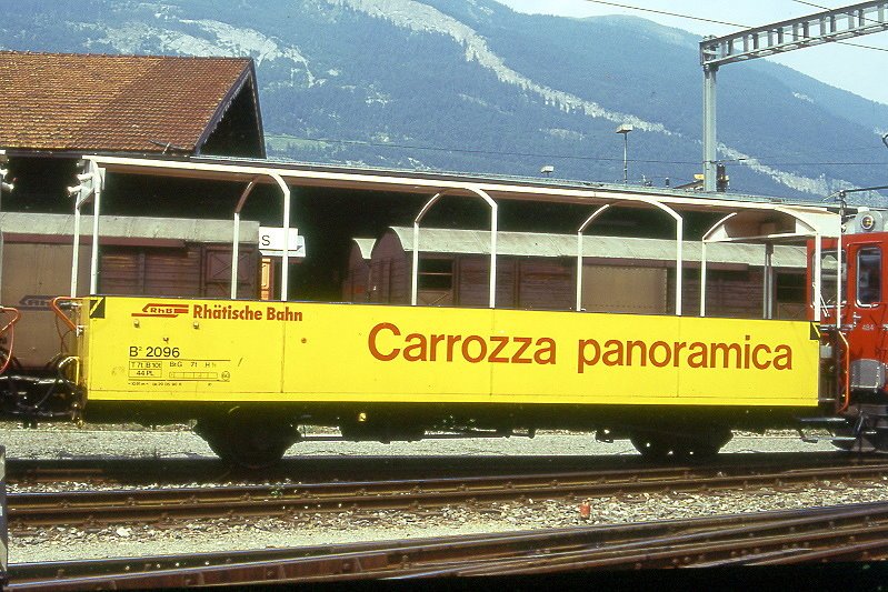 RhB - B 2096 am 19.08.1996 in Chur - 2. Klasse offener Aussichtswagen 2-achsig mit Lenkachsen, 1 offenen Plattform - Baujahr 1911 bernahme 29.05.1990 - SWS/RhB - Gewicht 7,00t - Sitzpltze 44 - LP 10,91m - zulssige Geschwindigkeit 60 km/h - 3=29.05.1990 - RhB - Logo in deutsch und Panoramawagen in italienisch, mit Anschriftenfeld, mit Kennzeichnung an den Ecken - Lebenslauf: ex F 4030 - 1964 D 4030 - 11/1989 ausr - 29.05.1990 B 2096
