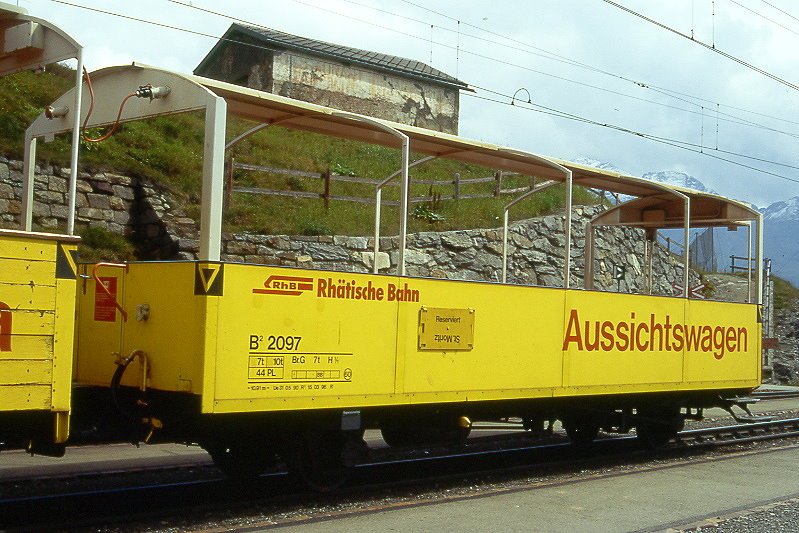 RhB - B� 2097 am 30.08.1996 in Alp Gr�m - 2. Klasse offener Aussichtswagen 2-achsig mit Lenkachsen, 1 offenen Plattform - Baujahr 1911 �bernahme 31.05.1990 - SWS/RhB - Gewicht 7,00t - Sitzpl�tze 44 - L�P 10,91m - zul�ssige Geschwindigkeit 60 km/h - �3=31.05.1990 - RhB - Logo in deutsch, mit Anschriftenfeld, mit Kennzeichnung an den Ecken - Lebenslauf: ex F 4032 - 1964 D� 4032 - 11/1989 ausr - 31.05.1990 B� 2097
