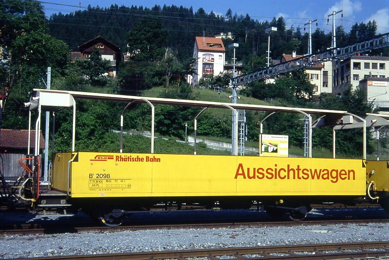 RhB - B 2098 am 05.06.1990 in Thusis -  2. Klasse offener Aussichtswagen 2-achsig mit Lenkachsen, 1 offenen Plattform - Baujahr 1911 bernahme 14.06.1990 - SWS/RhB - Gewicht 7,00t - Sitzpltze 44 - LP 10,91m - zulssige Geschwindigkeit 60 km/h - 3=14.06.1990 - RhB - Logo in deutsch, mit Anschriftenfeld, mit Kennzeichnung an den Ecken - Lebenslauf: ex F 4034 - 1964 D 4034 - 11/1989 ausr - 14.06.1990 B 2098
