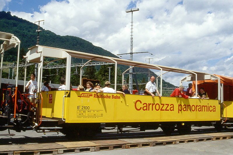 RhB - B 2100 am 08.06.1997 in Landquart Ried -  2. Klasse offener Aussichtswagen 2-achsig mit Lenkachsen, 1 offenen Plattform - Baujahr 1911 bernahme 18.07.1990 - SWS/RhB - Gewicht 7,00t - Sitzpltze 44 - LP 10,19m - zulssige Geschwindigkeit 60 km/h - 3=18.07.1990 - RhB - Logo in deutsch Aussichtswagen in italienisch, mit Anschriftenfeld, mit Kennzeichnung an den Ecken - Lebenslauf: ex F 4039 - 1964 D 4039 - 11/1989 ausr - 18.07.1990 B 2100 - Hinweis: 2096 - 2102 sind 2007 mit LP 10,91m falsch beschriftet statt 10,19m
