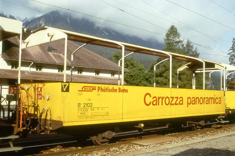 RhB - B 2102 am 02.09.1995 in Bergn -  2. Klasse offener Aussichtswagen 2-achsig mit Lenkachsen, 1 offenen Plattform - Baujahr 1911 bernahme 05.10.1990 - SWS/RhB - Gewicht 7,00t - Sitzpltze 44 - LP 10,19m - zulssige Geschwindigkeit 60 km/h - 3=05.10.1990 - RhB - Logo in deutsch, Aussichtswagen in italienisch, mit Anschriftenfeld, mit Kennzeichnung an den Ecken - Lebenslauf: ex F 4045 - 1964 D 4045 - 11/1989 ausr - 05.10.1990 B 2102 - Hinweis: 2096 - 2102 sind 2007 mit LP 10,91m falsch beschriftet statt 10,19m
