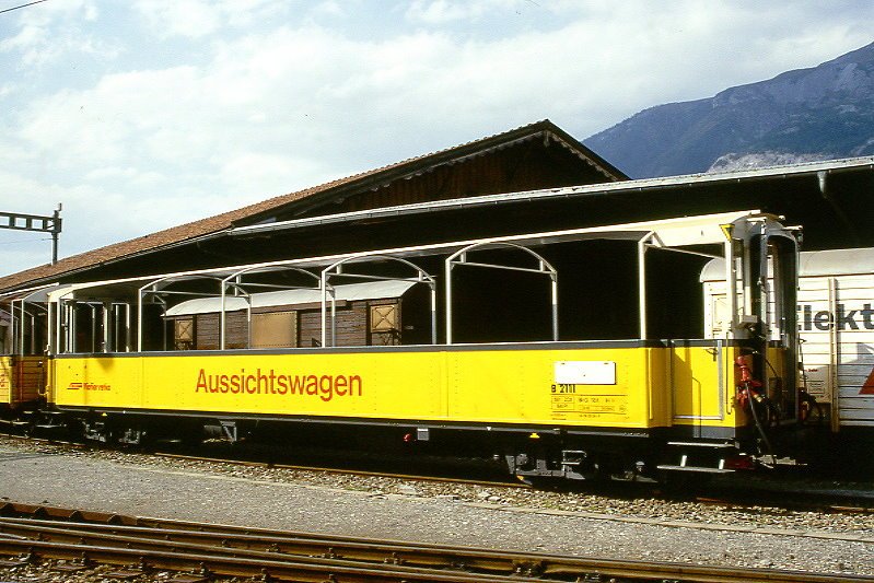 RhB - B 2111 am 15.10.2000 in Chur -  2. Klasse offener Aussichtswagen 4-achsig, 2 offenen Plattformen - Baujahr 1930 bernahme 15.10.2000 - SWS/RhB - Gewicht 18,00t - Sitzpltze 64 - LP 15,93m - zulssige Geschwindigkeit 60 km/h - 3=15.10.2000 - RhB - Logo in rhtoromanisch, Aussichtswagen in deutsch, ohne Kennzeichnung an den Ecken - Lebenslauf: ex C4 2227 - 1964 B 2227 - 19.05.2000 B 2111 - Hinweis: mit LP 15,93m falsch beschriftet statt 15,90m
