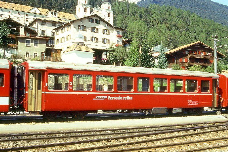 RhB - B 2113 am 02.09.1995 in Disentis - 2.Klasse Leichtstahlwagen, geeignet fr Krankentransporte der Armee - Baujahr 1913 - SIG - Fahrzeuggewicht 18,50t - Sitzpltze 64, Stehpltze 20 - LP 15,77m - zulssige Geschwindigkeit 90 km/h - mit eingebauten Bremszahnrad - 2=07.09.1990 - Lebenslauf: ex C4 2213 - 1930 C4 2213 - 1961 Sanittswagen - 1964 B 2213 - 05/2005 Abbruch - Hinweis: Logo RhB in italienisch - Griffstangen neben den Tren, Klassezahlen klein, hoher Anschriftenblock, schlanke Betriebsnummern.
