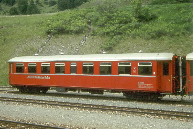 RhB - B 2222 am 03.06.1993 in Scuol - 2.Klasse Personenwagen schwere Stahlbauart - Baujahr 1929 - SIGRhB - Fahrzeuggewicht 24,00t - Sitzpltze 52 - LP 15,93m - zulssige Geschwindigkeit 80 km/h - 3=03.11.1989 - Logo RhB in deutsch - Lebenslauf: ex C4 2222 - 1956 B4 2222 - 1964 B 2222 - 11/1997 Abbruch
