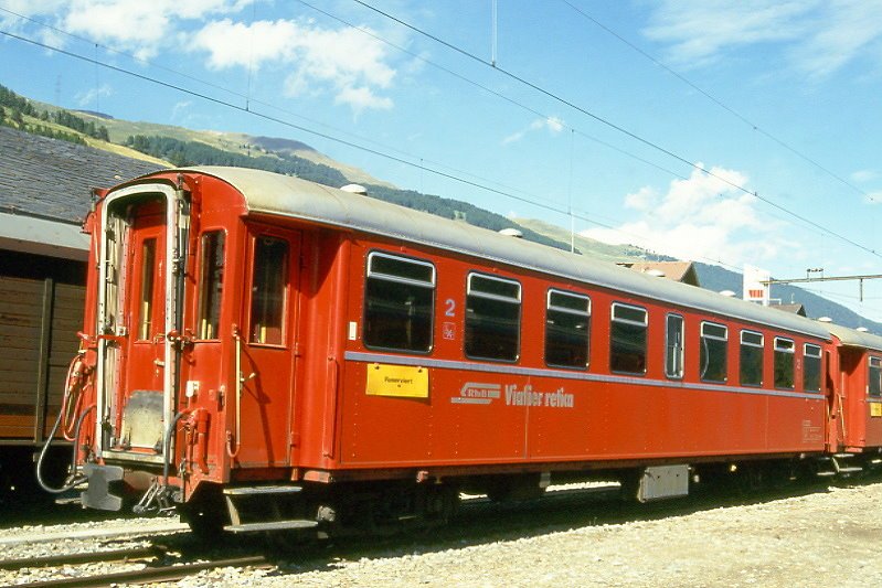 RhB - B 2222 am 09.09.1994 in Scuol - 2.Klasse Personenwagen schwere Stahlbauart - Baujahr 1929 - SIGRhB - Fahrzeuggewicht 24,00t - Sitzpltze 52 - LP 15,93m - zulssige Geschwindigkeit 80 km/h - 3=03.11.1989 - Logo RhB in rhtoromanisch - Lebenslauf: ex C4 2222 - 1956 B4 2222 - 1964 B 2222 - 11/1997 Abbruch

