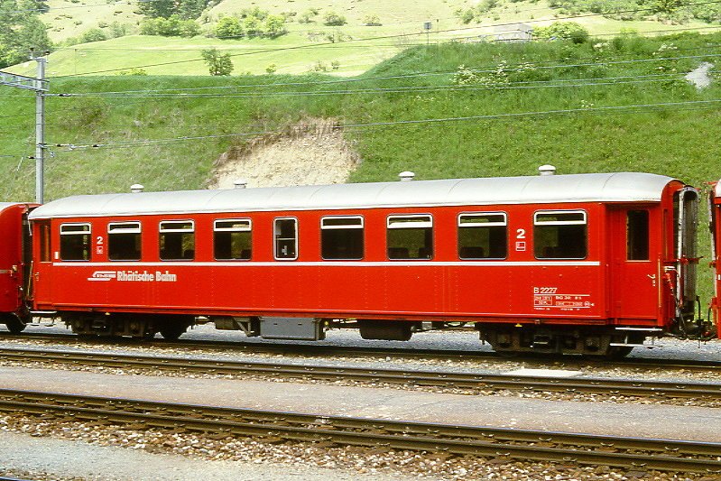 RhB - B 2227 am 28.05.1990 in Scuol - 2.Klasse Personenwagen schwere Stahlbauart - Baujahr 1930 - SIGRhB - Fahrzeuggewicht 24,00t - Sitzpltze 52 - LP 15,93m - zulssige Geschwindigkeit 80 km/h - 3=03.11.1988 - RhB Logo in deutsch - Lebenslauf: ex C4 2227 - 1956 B4 2227 - 1964 B 2227 - 01/2000 ausr. - 19.05.2000 B 2111
