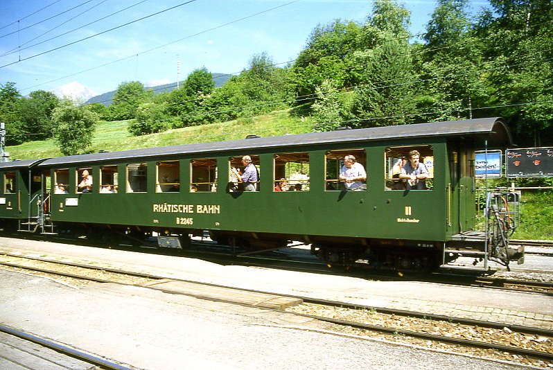 RhB - B 2245 am 04.07.1999 in Filisur - 2.Klasse Personenwagen - Baujahr 1928 - SIG/RhB - Fahrzeuggewicht 17,00t - Sitzpltze 72 - LP 16,55m - zulssige Geschwindigkeit 70 km/h - 1=25.09.1998 - Lebenslauf: ex ChA C4 51 - 1942 RhB C4 2245 - 1956 B4 2245 - 1954 B 2245 - Hinweis: Historisches Fahrzeug.
