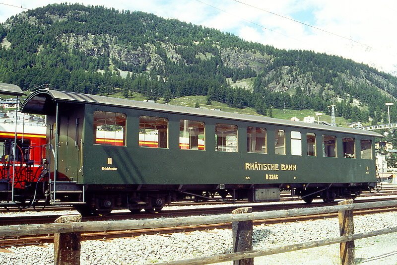 RhB - B 2246 am 28.08.1996 in Samedan - 2.Klasse Personenwagen - Baujahr 1928 - SIG/RhB - Fahrzeuggewicht 17,00t - Sitzpltze 72 - LP 16,55m - zulssige Geschwindigkeit 70 km/h - 3=12.12.1990 - Lebenslauf: ex ChA C4 52 - 1942 RhB C4 2246 - 1956 B4 2246 - 1954 B 2246 - Hinweis: Historisches Fahrzeug.

